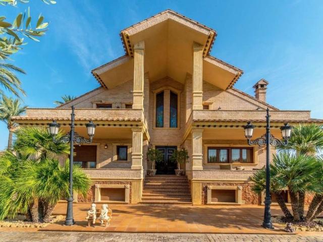 Villa / Chalet de 837 m2 en venta en Orihuela, Comunidad Valenciana