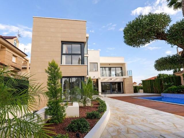 Villa / Chalet de lujo de 430 m2 en venta en Torrevieja, Comunidad Valenciana
