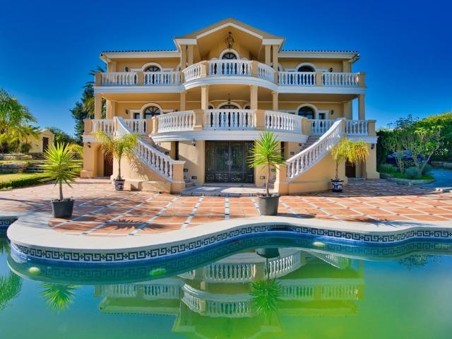 Villa Chalet, Estepona, Costa del Sol. 9 Dormitorios, 9 Ba. 1068m² Estepona