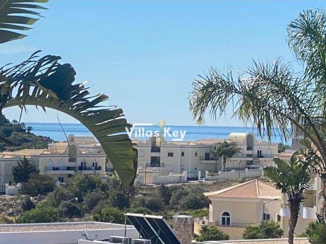 Villa com 4 quartos e piscina na Praia Porto de Mos Lagos/Algarve/Portugal