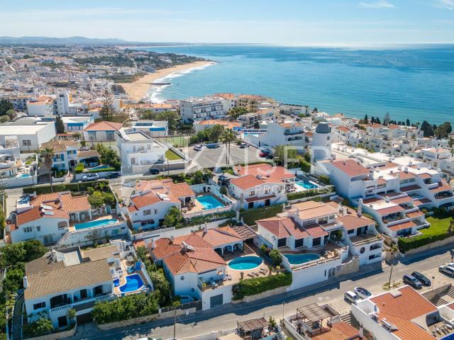 Villa com piscina em uma área tranquila que tem vista para a marina e vista para o mar