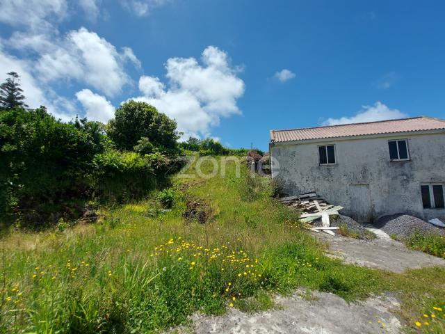 Villa com terreno em Santo António, ilha de São Jorge