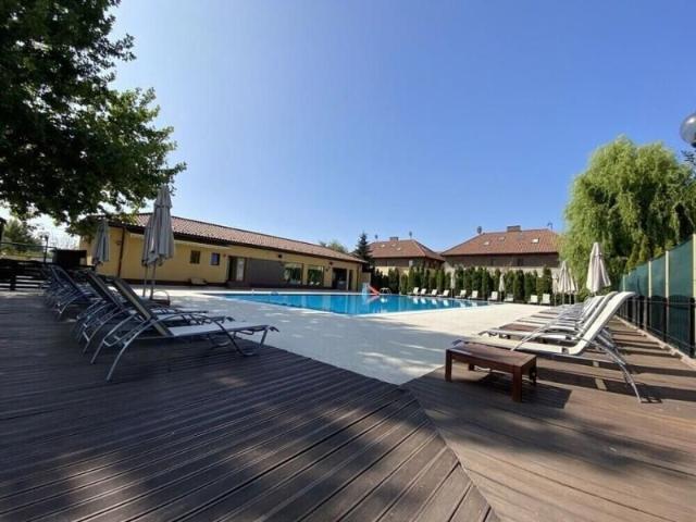 Villa, complex with swimming pool, tennis court, Iancu Nicolae