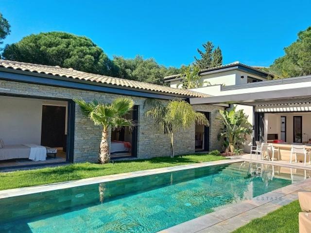 Villa contemporaine neuve avec piscine miroir vue mer