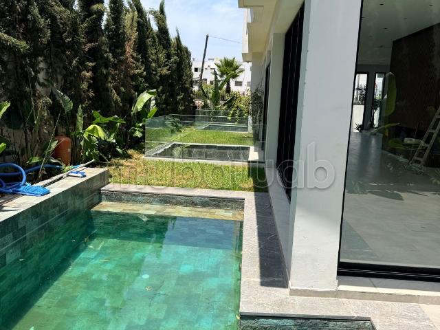 Villa contemporaine neuve à Ain Diab – Élégance, lumière et volumes exceptionnels