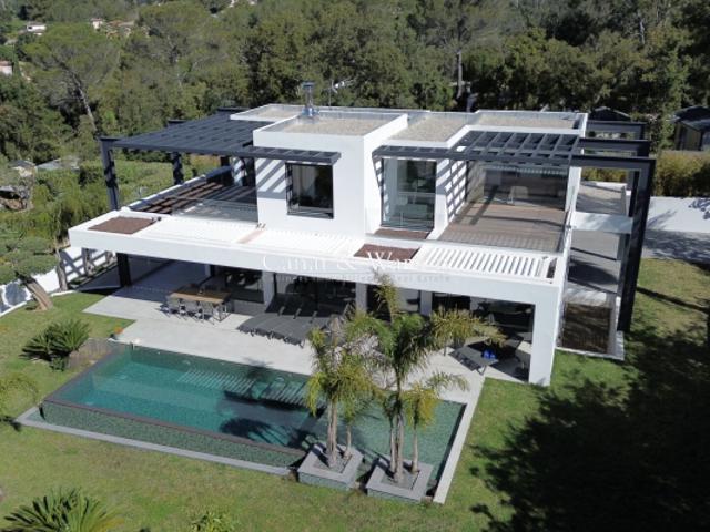 Villa contemporaine neuve dans domaine sécurisé