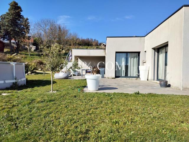 Villa contemporaine offrant 3 chambres et 114m2 habitables s