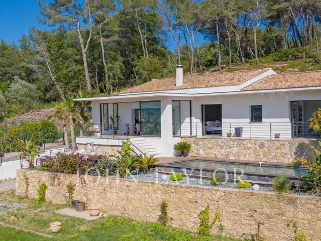 villa contemporaine au calme vue degagee
