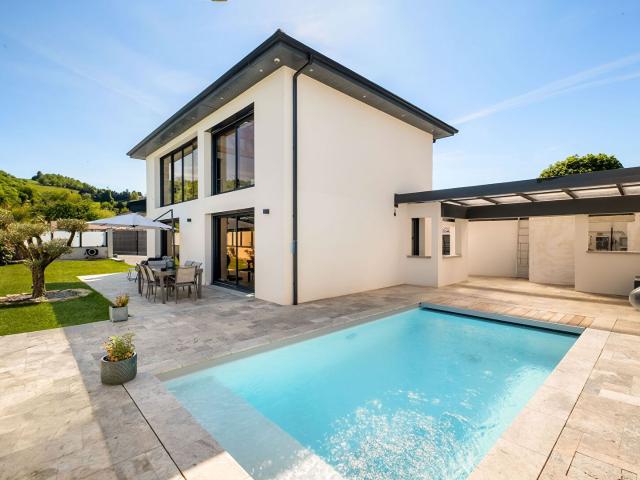 Villa contemporaine avec dépendances