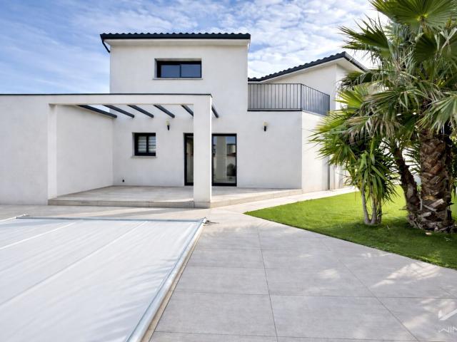 Villa contemporaine avec jardin et piscine, 4 chambres, garage