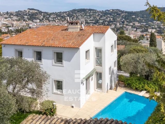 Villa contemporaine avec jardin et piscine au centre ville