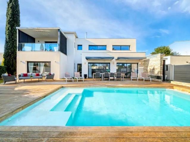 Villa contemporaine avec piscine