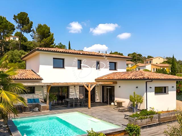 Villa contemporaine avec piscine à Lorgues, au calme absolu, proche du centre du village