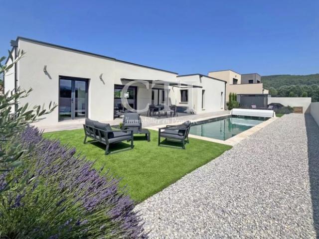 Villa contemporaine de plain pied avec piscine à Vaison la Romaine