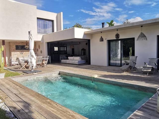 Villa contemporaine avec piscine dans un domaine privé clôtu. 232m² Cassis
