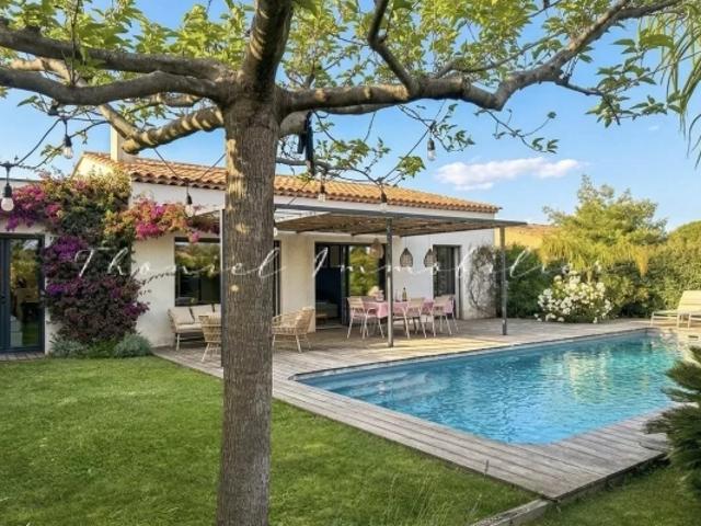 Villa contemporaine avec piscine, de plain pied et proche des plages de Grimaud