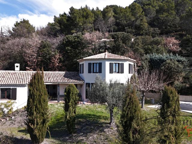 Villa contemporaine avec piscine et vue exceptionnelle