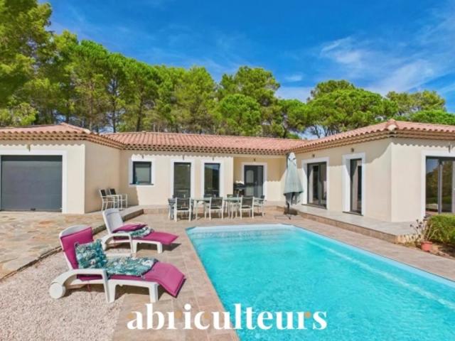 Villa contemporaine avec piscine et vue panoramique Bagnols en Forêt Domaine privé sécurisé