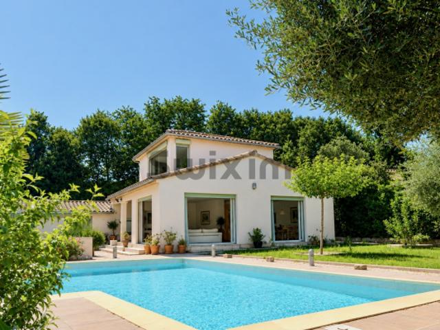 Villa contemporaine avec piscine et jardin paysager à seulem
