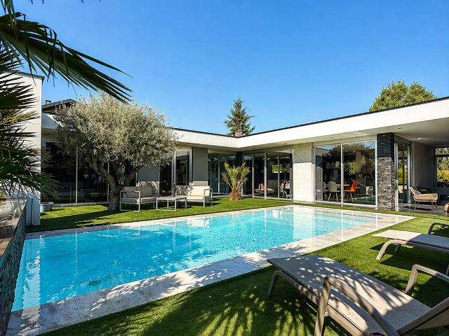 Villa contemporaine avec piscine miroir esprit vacances toute l’année
