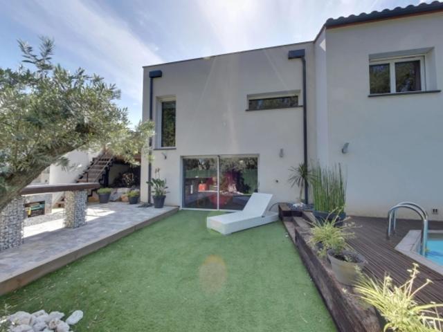 Villa contemporaine avec piscine près des rivages de la méditerranée