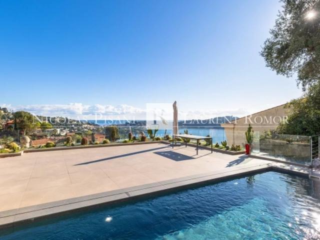 Villa contemporaine avec piscine rooftop et vue panoramique