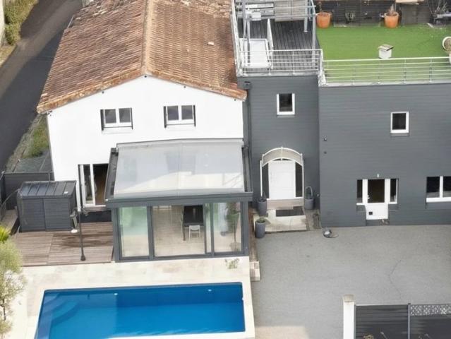Villa contemporaine avec piscine spa, studio indépendant et excellent bilan énergétique