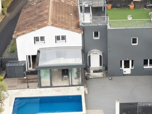 Villa contemporaine avec piscine spa, studio indépendant et. 187m² Brizambourg