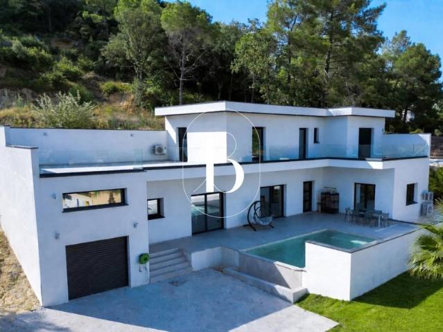 Villa contemporaine avec vue dominante