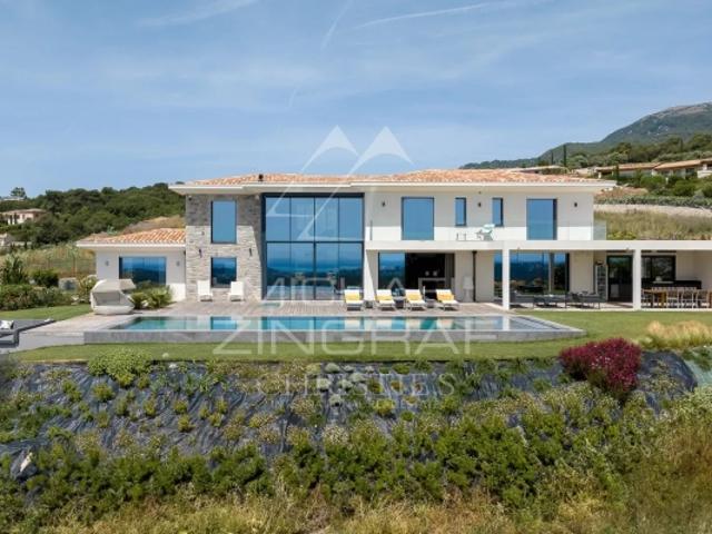 Villa contemporaine avec vue panoramique mer