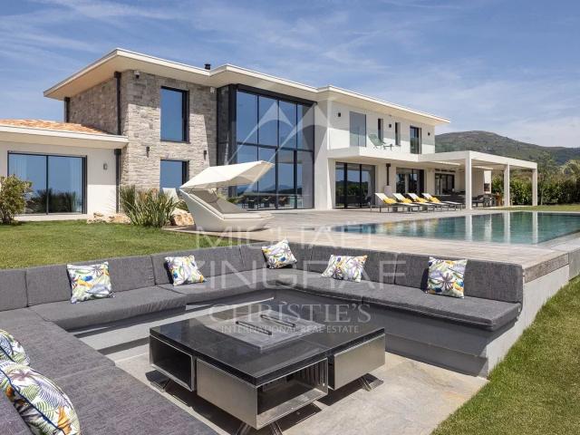 Villa contemporaine avec vue panoramique mer