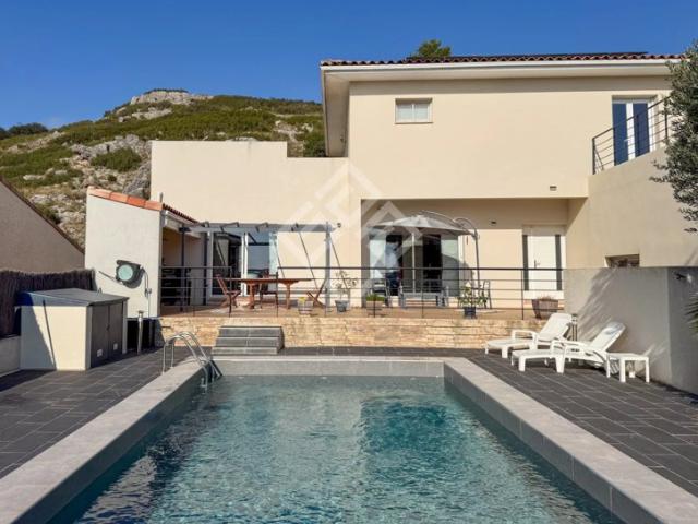 Villa contemporaine avec vue panoramique et piscine