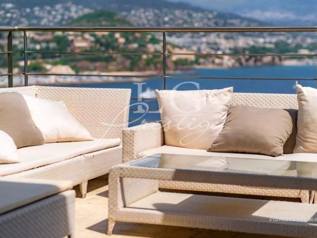 Villa contemporaine à Théoule sur Mer: Vue sur la baie de Cannes et les îles de Lérins