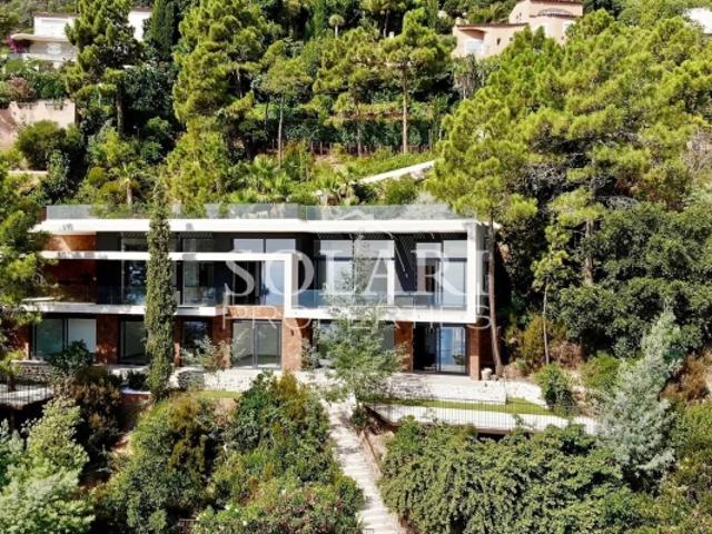 Villa contemporaine à vendre, avec 4 chambres, située au Trayas