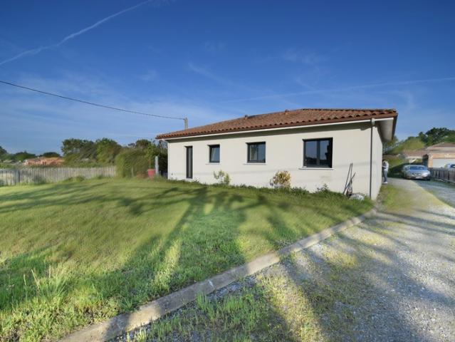 VILLA CONTEMPORAINE de plain pied à vendre 5 pièces SOUSTONS 40 142m² proche du lac
