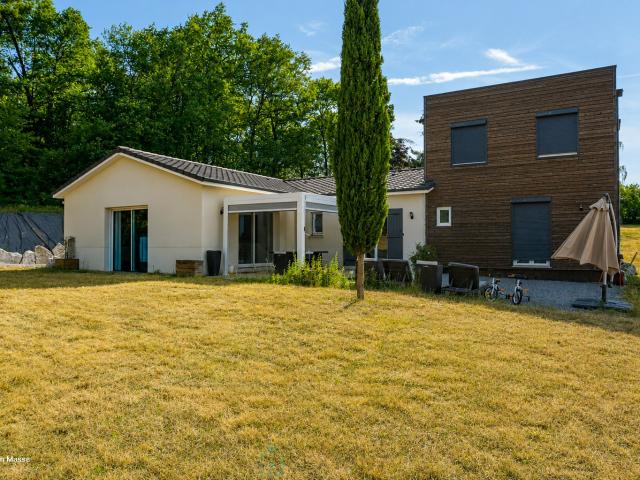 Villa contemporaine construite selon les normes techniques environnementales dans le coeur du Périgord vert