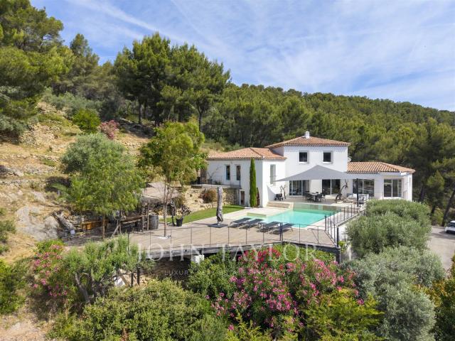 Villa contemporaine d’exception avec vue mer panoramique à S. 220m² Saint Cyr sur Mer