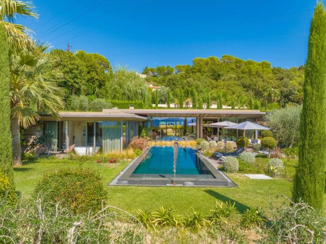 Villa contemporaine d’exception à Mougins avec vue panoramique et piscine