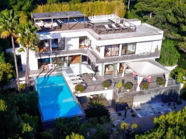 Villa contemporaine dans la pinède