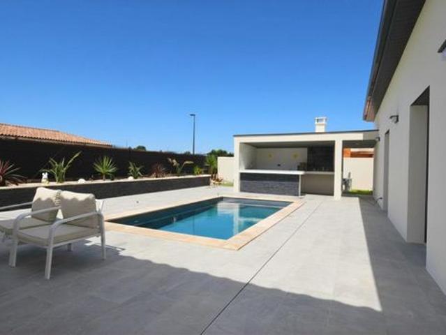 Villa contemporaine de plain pied 125m² sur terrain de 433m² avec piscine et garage