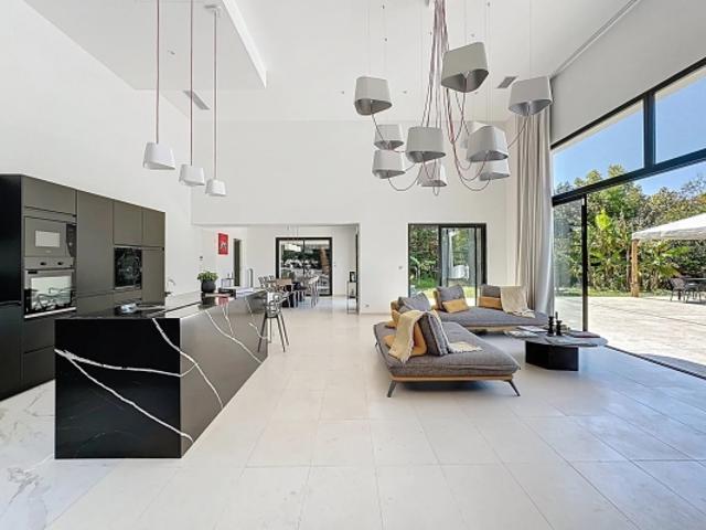 Villa CONTEMPORAINE de plain pied à Roquefort les Pins, domaine privé et calme absolu