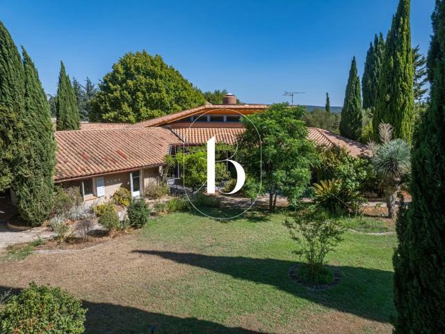 Villa contemporaine de plain pied avec dépendances et parc paysa