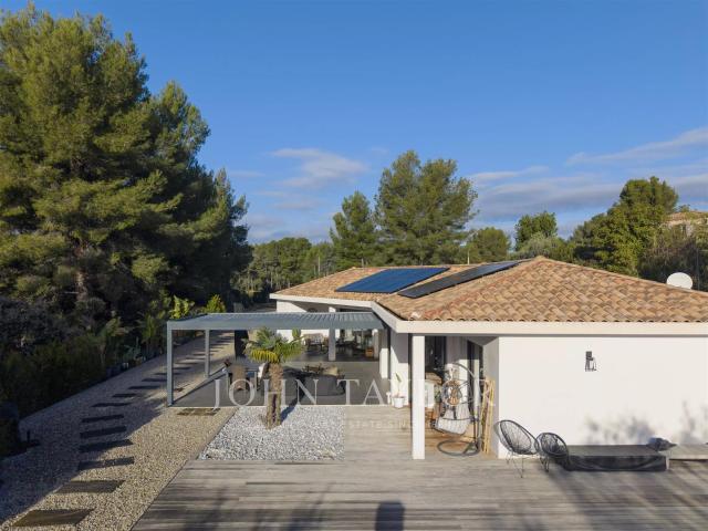Villa contemporaine de plain pied avec piscine à vendre à Sa. 200m² Saint Cyr sur Mer
