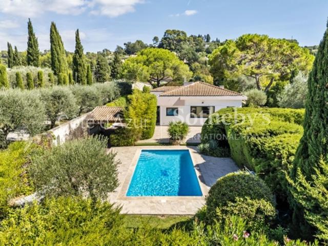 Villa contemporaine de plain pied avec piscine et terrain de pétanque à vendre à Mougins