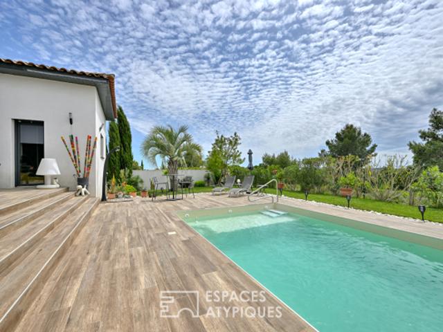 Villa contemporaine de plain pied avec piscine et vue
