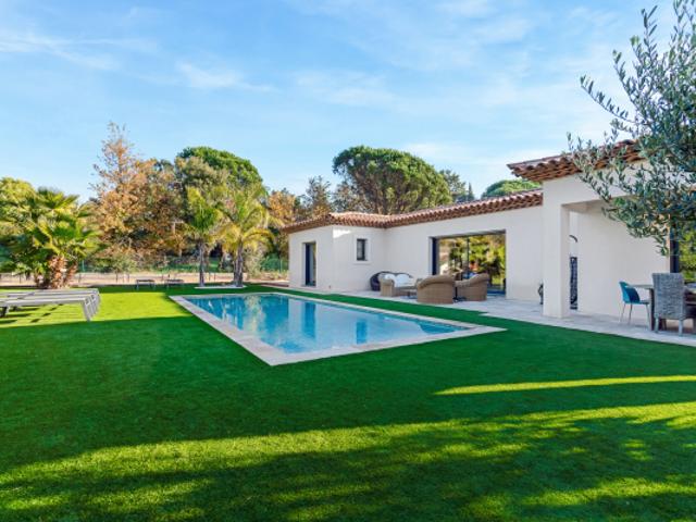 Villa contemporaine de plain pied avec piscine