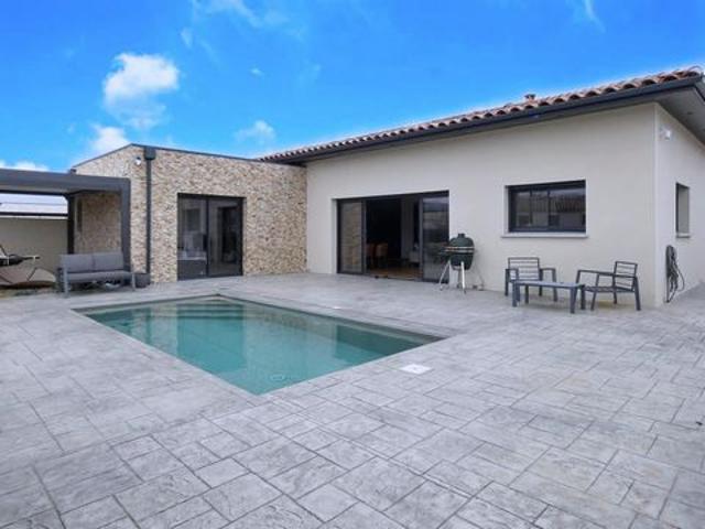 Villa contemporaine de plain pied de 136m² sur un terrain de 423m² avec garage et piscine