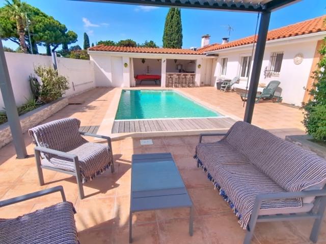 Villa contemporaine de plain pied Surf pondérée 179.74m² Terrasse Pergola bio climatique Piscine Pool House Terrain de 549 m² 66 750 Saint Cyprien 5 mn du golf
