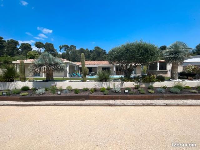 Villa contemporaine de plein pied dans un domaine sécurisé
