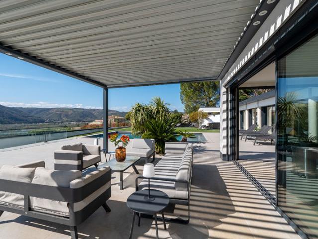 VILLA CONTEMPORAINE DE PRESTIGE: 256m² sur parcelle 913m² Panorama exceptionnel sur la Vallée du Rhône